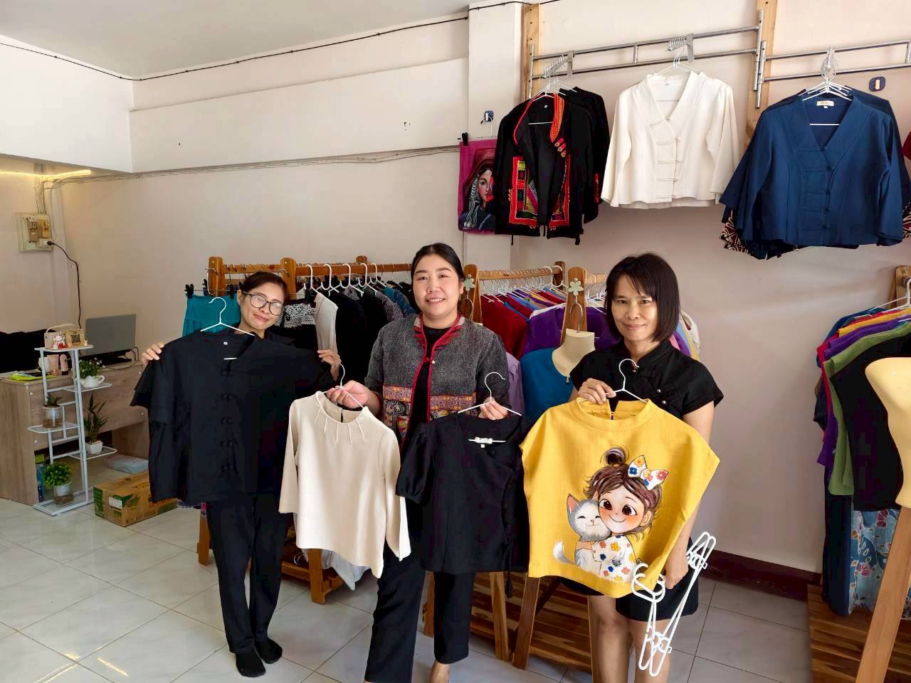 พช.เทิง ติดตามกลุ่มอาชีพสตรี กลุ่มตัดเย็บเสื้อผ้าบ้านต้นยาง และกลุ่ม otop ทับทิมผ้าไทย ตำบลงิ้ว  อำเภอเทิง จังหวัดเชียงราย