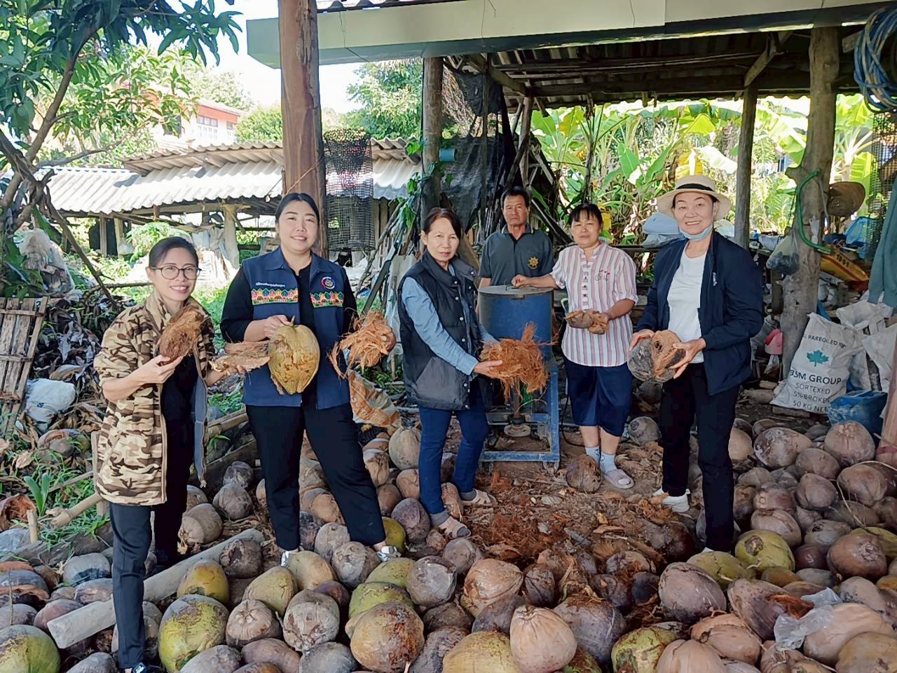 พช.เทิง ลงพื้นที่ติดตามกลุ่มทำปุ๋ยจากเปลือกมะพร้าวสับ ณ บ้านป่าติ้ว หมู่ที่ 1 ตำบลงิ้ว  อำเภอเทิง จังหวัดเชียงราย