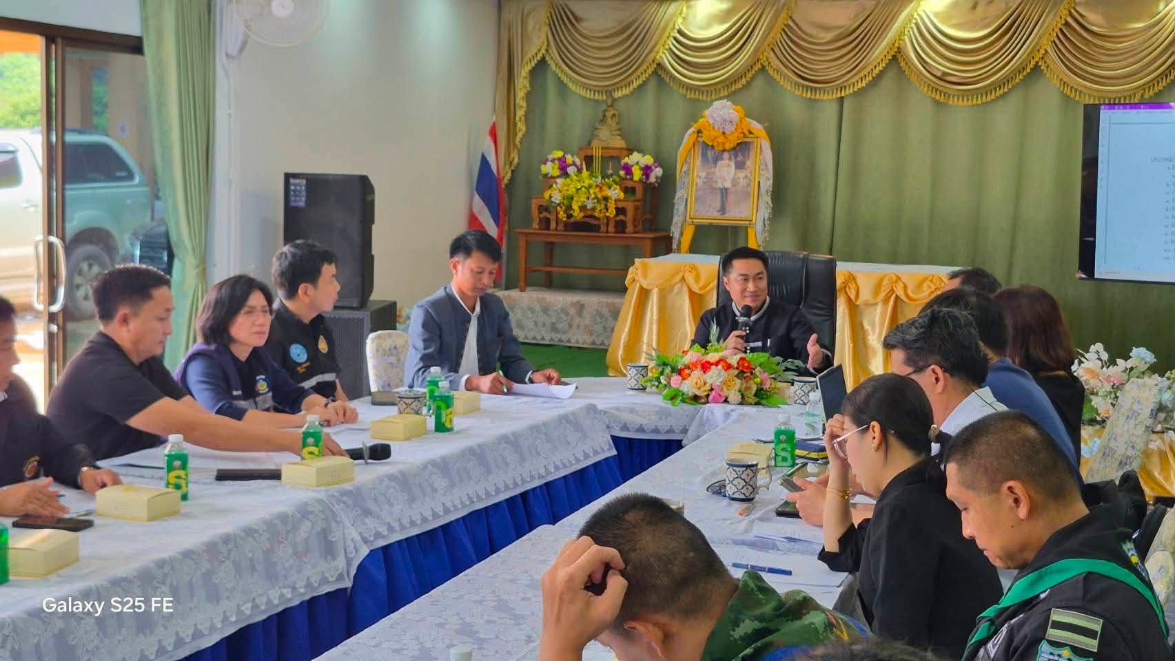 พช.เทิง ร่วมประชุมเพื่อจัดเตรียมความพร้อมการดำเนินออกปฏิบัติงานหน่วยแพทย์เคลื่อนที่ พอ.สว.ครั้งที่ 17 และออกหน่วยโครงการอาสาคลายทุกข์ สร้างสุขให้ประชาชน จังหวัดเชียงราย ณ โรงเรียนบ้านราษฎร์ภักดี หมู่ที่ 10 ตำบลตับเต่า อำเภอเทิง จังหวัดเชียงราย