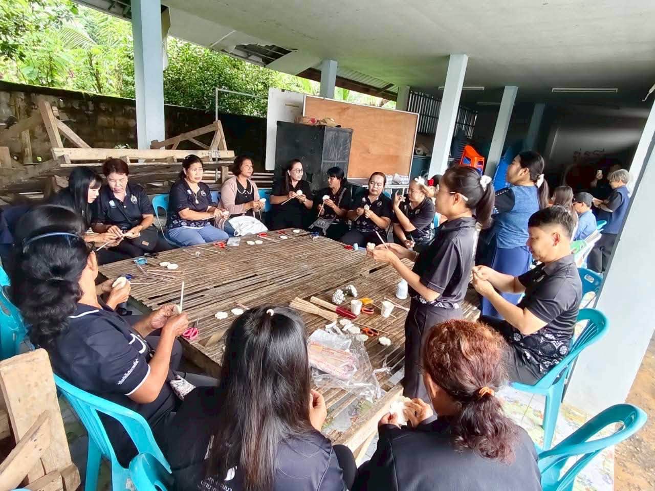 พช.เทิง จัดกิจกรรมสอนประดิษฐ์ดอกไม้จันทน์รูปแบบ “ดอกกุหลาบควีนสิริกิต์” ณ ศาลาประชาคมบ้านม่อนป่ายาง หมู่ที่ 5 ตำบลหนองแรด อำเภอเทิง จังหวัดเชียงราย