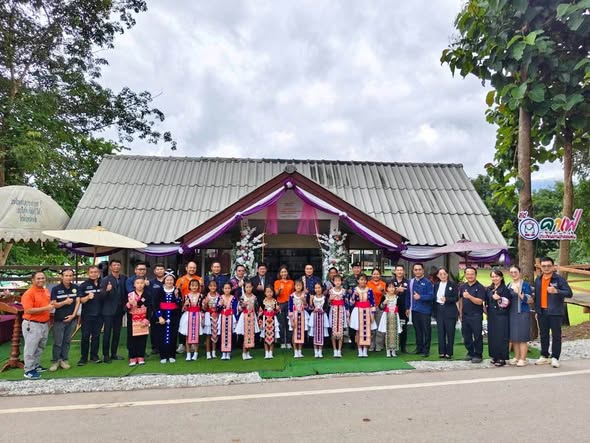 พช.เทิง ร่วมพิธีเปิดอาคารแสดงและจำหน่ายผลิตภัณฑ์คราฟต์มัง "By Monglong" โรงเรียนบ้านรักแผ่นดิน ณ โรงเรียนบ้านรักแผ่นดิน ตำบลตับเต่า อำเภอเทิง จังหวัดเชียงราย